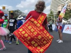 他是跑圈“赤脚大仙”，20年188场马拉松，献血273次